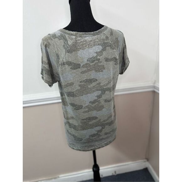 American Eagle Camouflage Short Sleeve Low V-Neck Blouse Size Medium - Picture 2 of 6